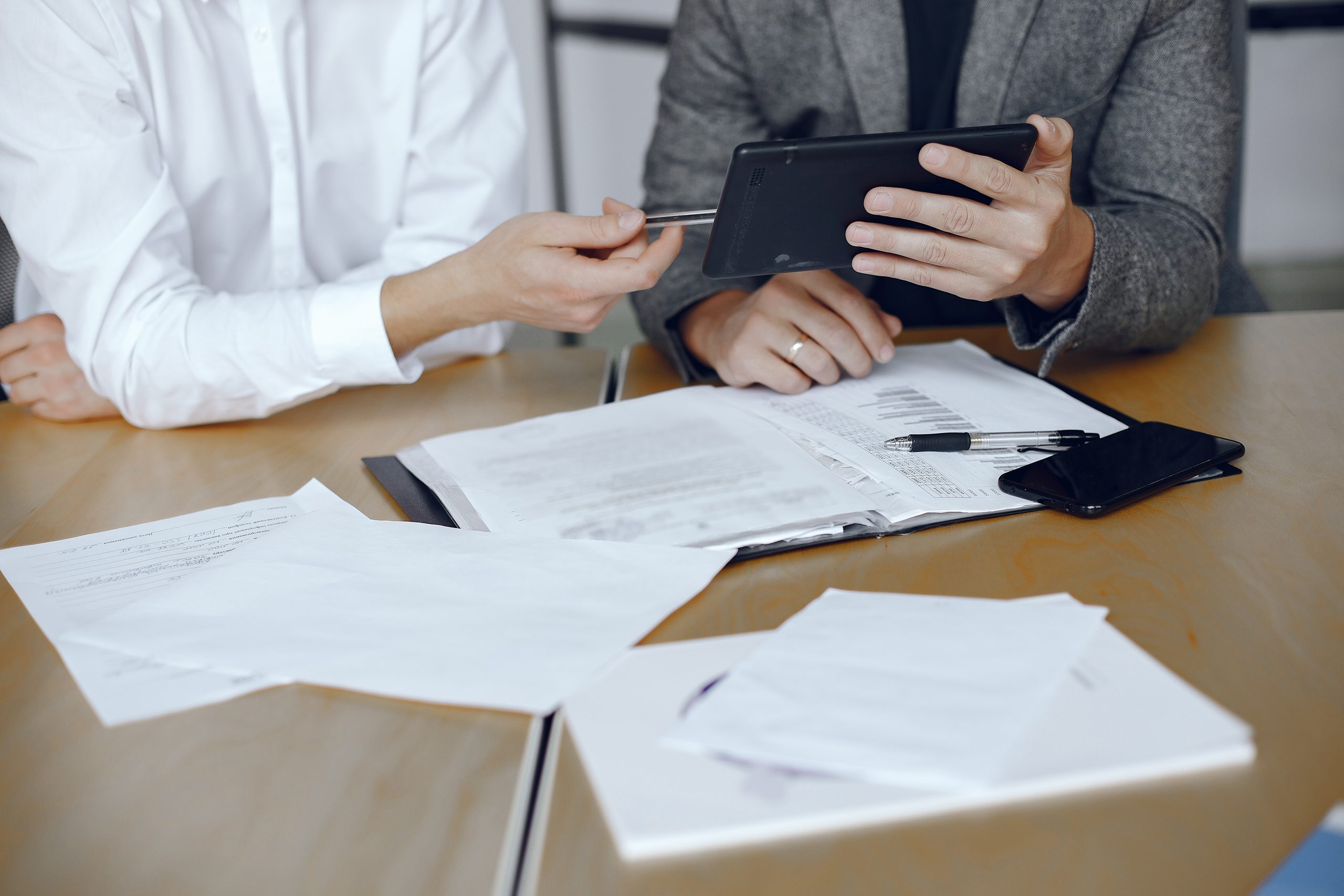 aportación de documentos legales
